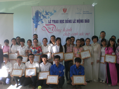 Quỹ Hỗ trợ giáo dục Lê Mộng Đào trao 105 suất học bổng tại Huế